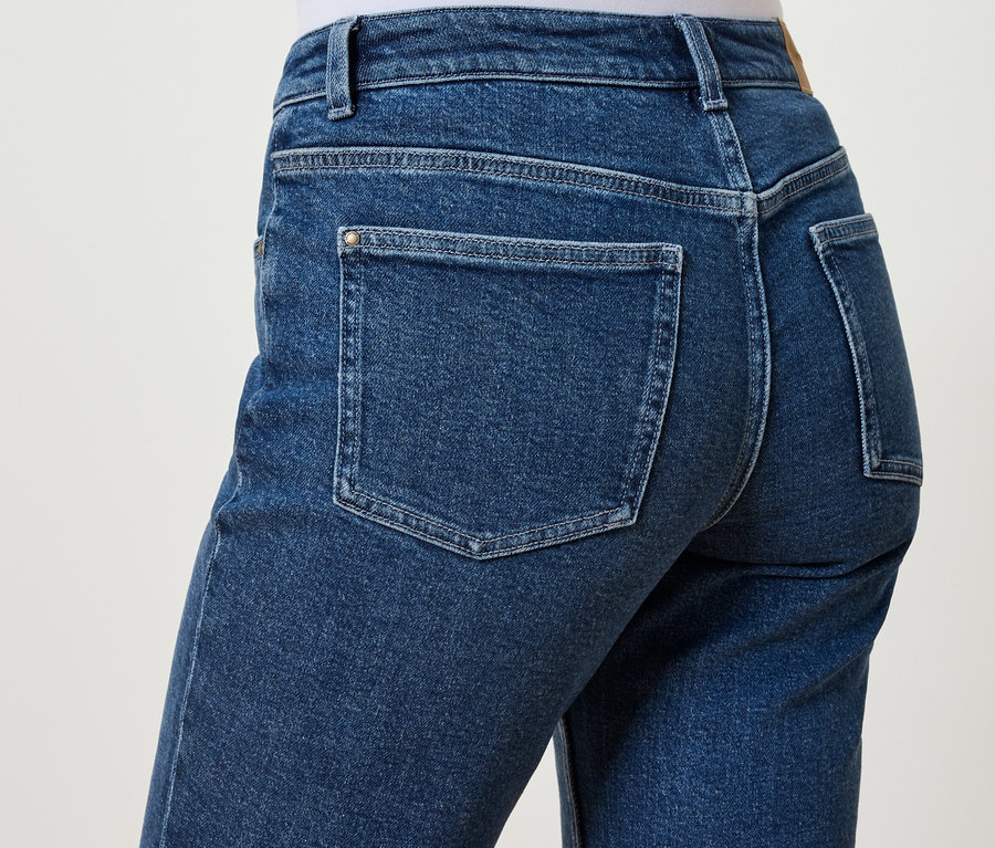 Detailansicht der Rückseite von blauen Jeans mit Taschen.