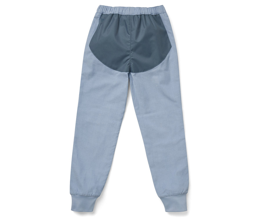Blaue Hose mit grauem Einsatz auf der Rückseite.