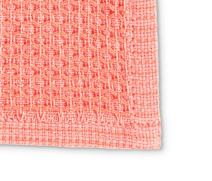 Nahaufnahme eines korallenroten 3 Spültücher.