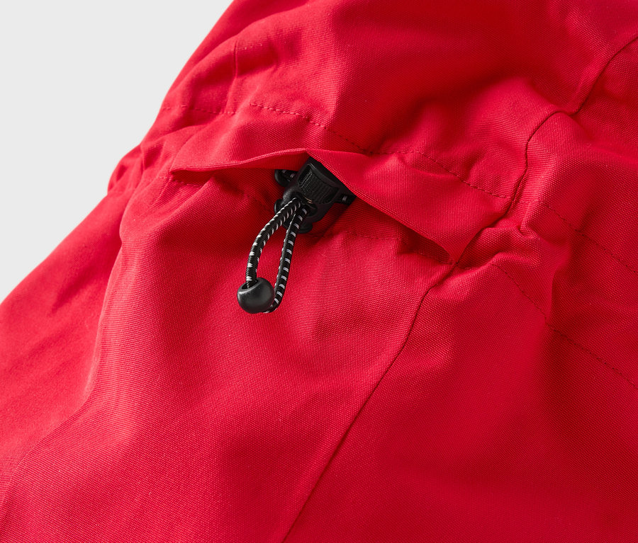 Detail einer roten Jacke mit Kapuze und Kordelzug.
