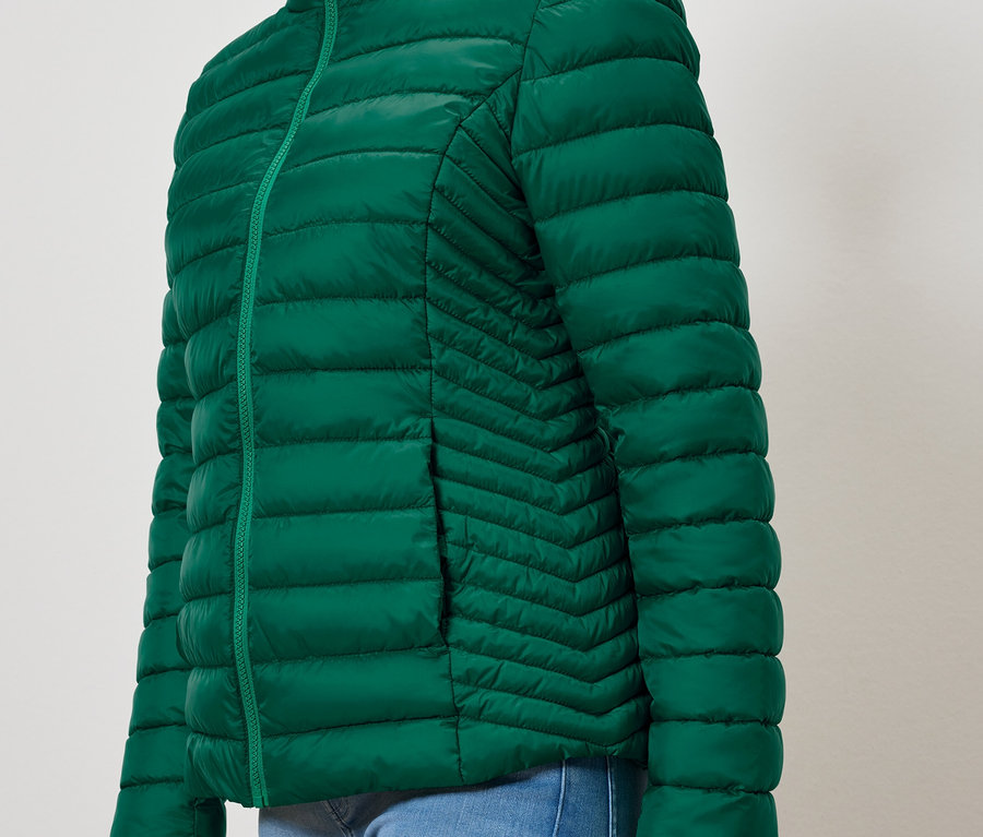 Grüne Steppjacke mit Tasche.