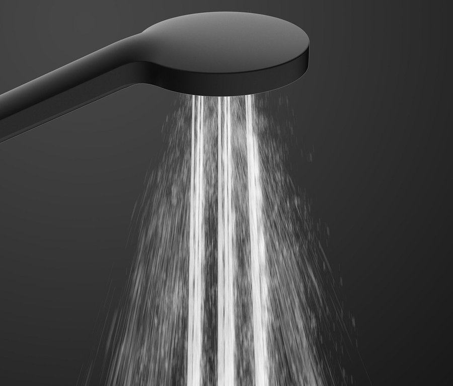 Wasser fließt aus dem schwarzen Überkopfbrause-Set »Madura Fresh«.