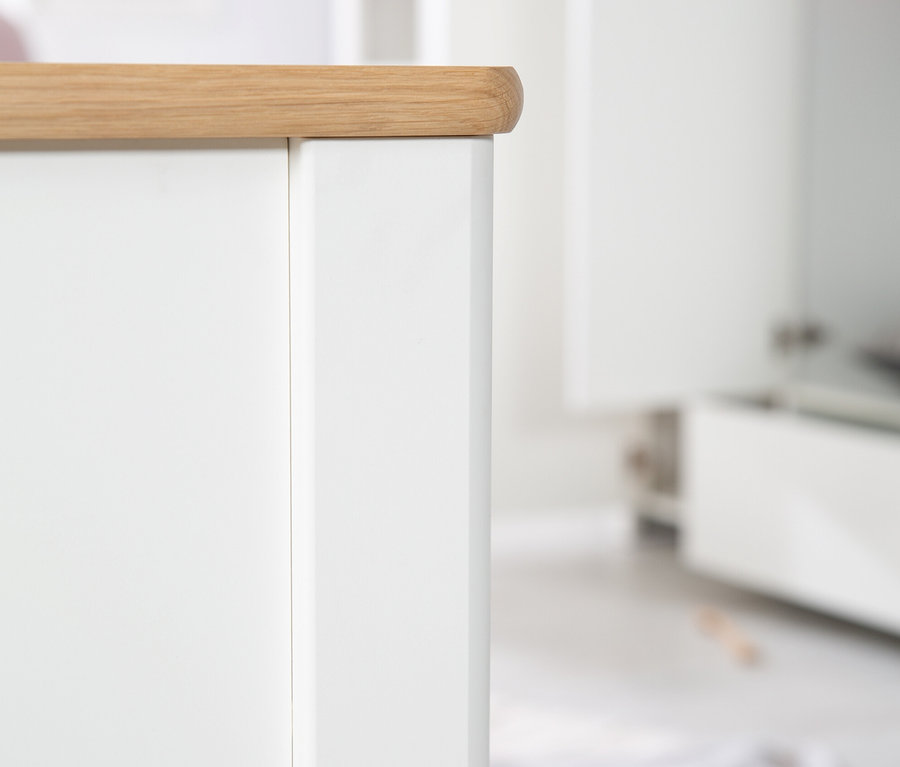 Detailansicht von weißen Möbeln aus dem roba Kinderzimmer-Set »Ava« mit Bett, Wickelkommode, Schrank.