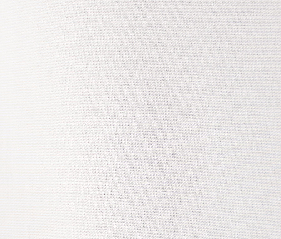 Detail einer weißen, bügelfreien Bluse von Seidensticker.