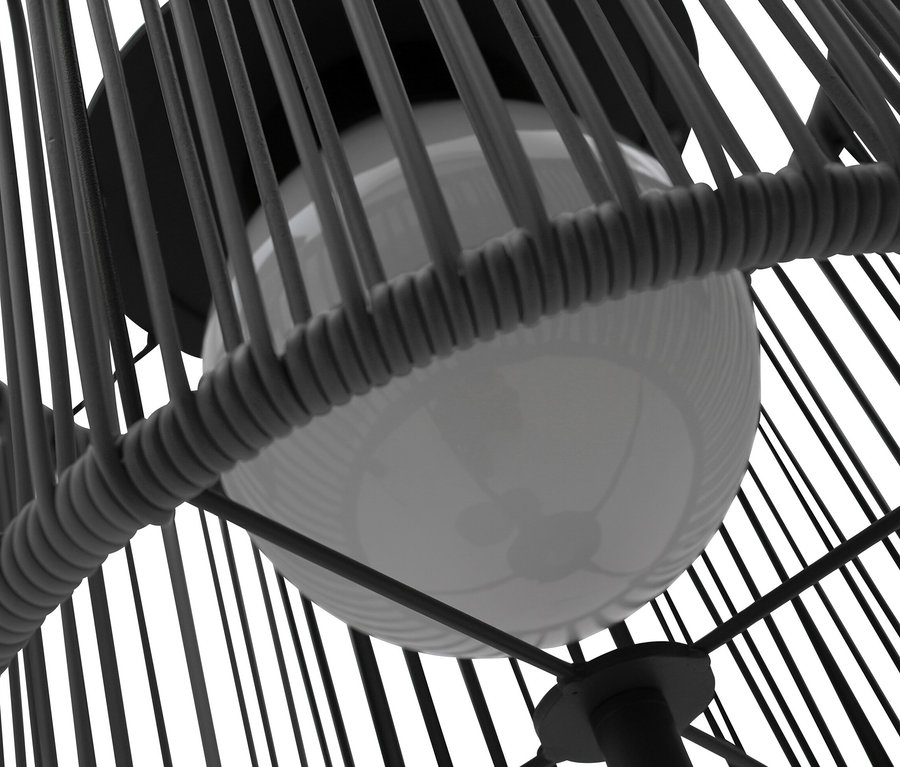 Nahaufnahme von unten einer anthrazitfarbenen Leco Solar Stehlampe mit integriertem Tisch.