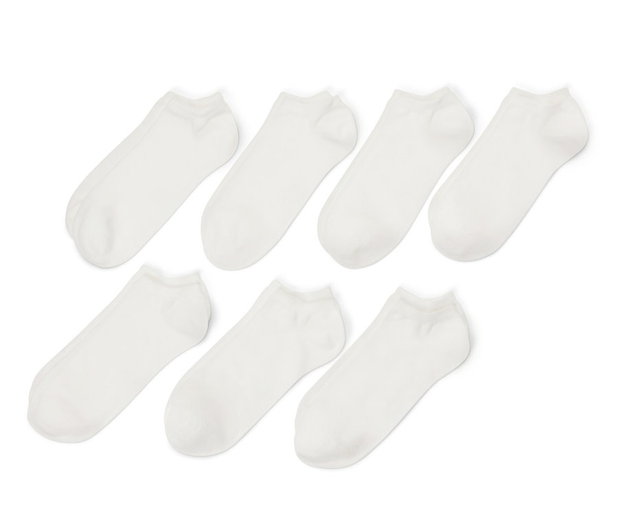 Sieben Paar weiße Sneakersocken auf weißem Hintergrund.