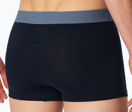 Rückenansicht einer Person, die dunkelblaue SCHIESSER Slipboxer mit grauem Bund trägt.