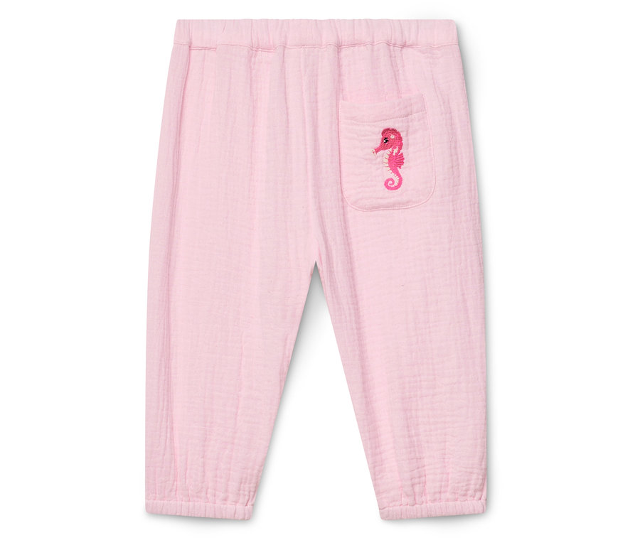 Rosa Stoffhose mit Gummibund und aufgesetzter Tasche mit Seepferdchen-Stickerei.