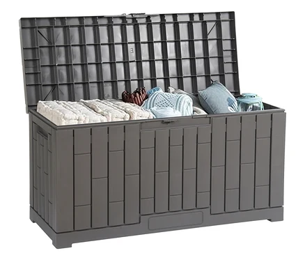 Eine offene, graue Kunststoff-Kissenbox (225 l) gefüllt mit Kissen und Decken.