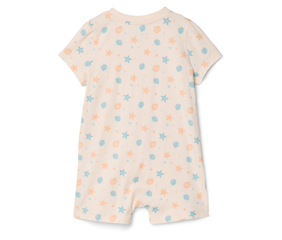Ein kurzärmliger, beiger Baby-Strampler mit einem Allover-Muster aus orangefarbenen Seesternen und blauen Muscheln.