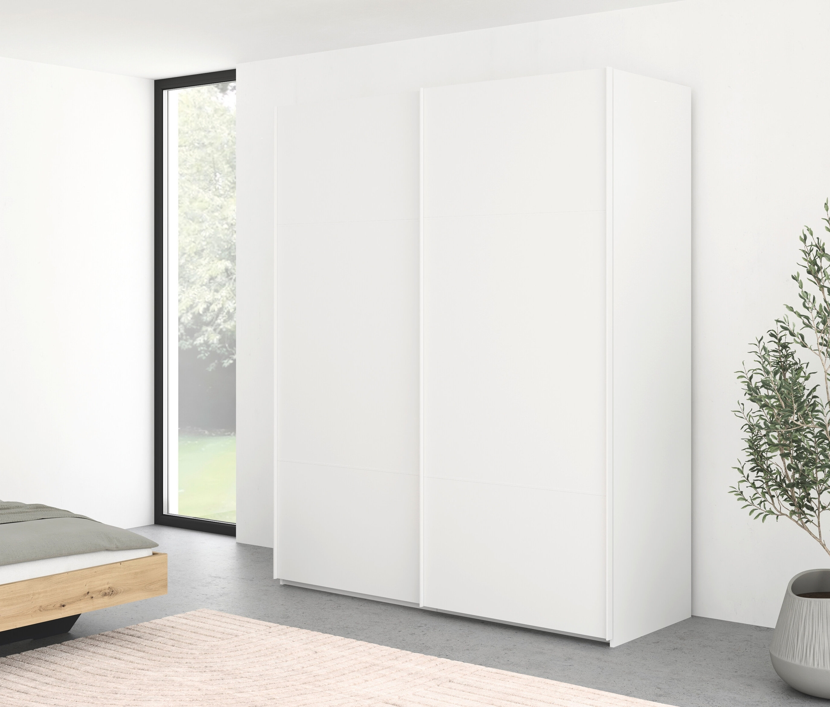 Ein Schlafzimmer zeigt einen weißen Schiebetürenschrank, ein Bett und eine Zimmerpflanze.