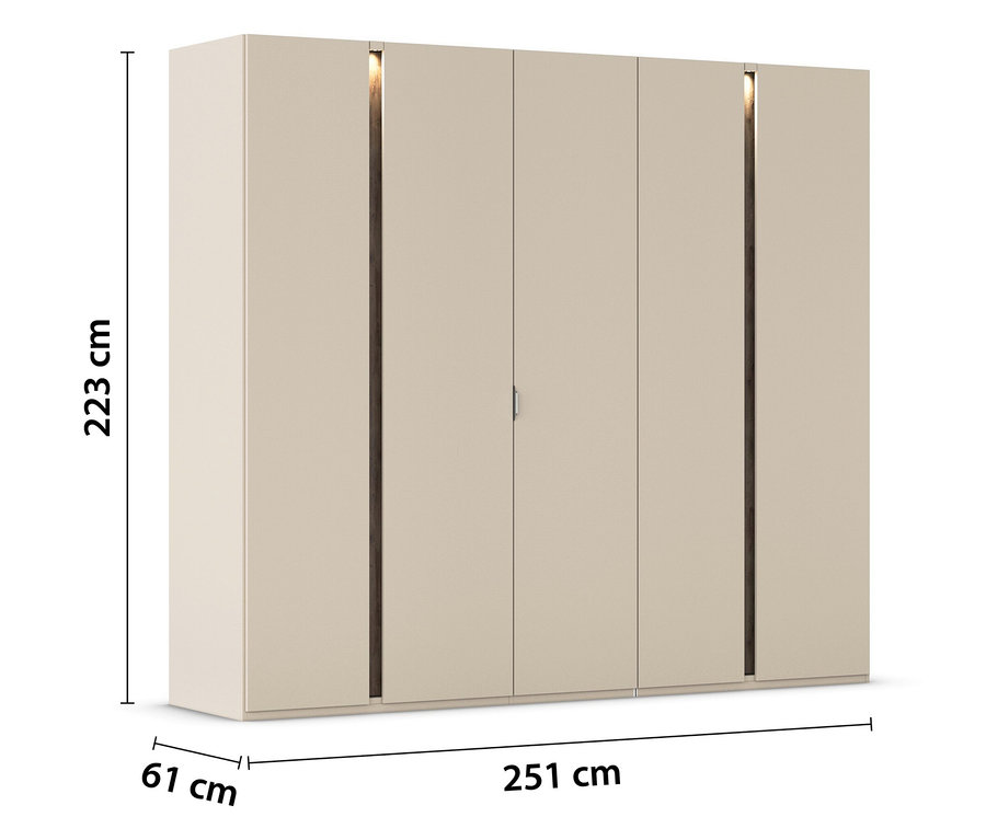 Beiger Kleiderschrank mit vier Türen und schmalen, dunklen Akzenten. Die Maße sind 223 cm hoch, 251 cm breit und 61 cm tief.