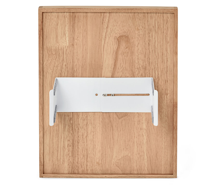 Nahaufnahme einer hölzernen Wandhalterung mit einer weißen Halterung.