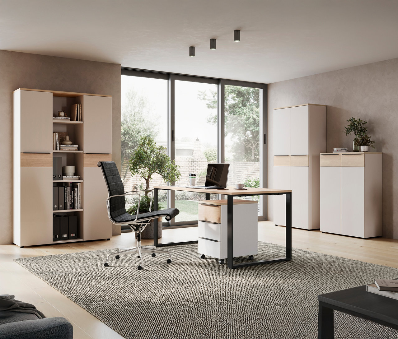 Einrichtungsszene mit dem Schreibtisch »Oviedo« vor einem Fenster.