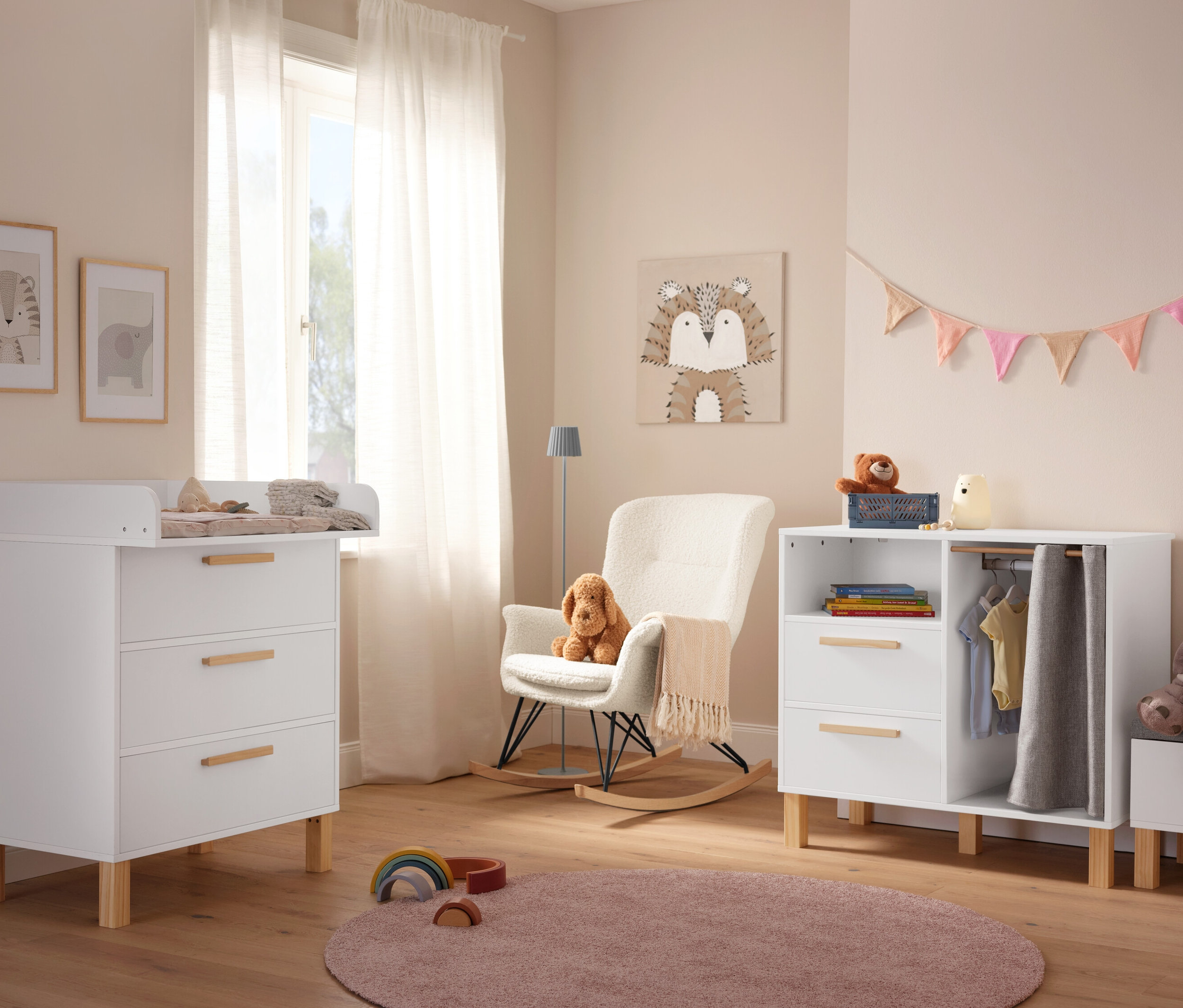 Ein Kinderzimmer mit einem Schaukelstuhl mit Bouclé-Stoff und einer salbeifarbene LED-Akku-Outdoor-Stehleuchte.