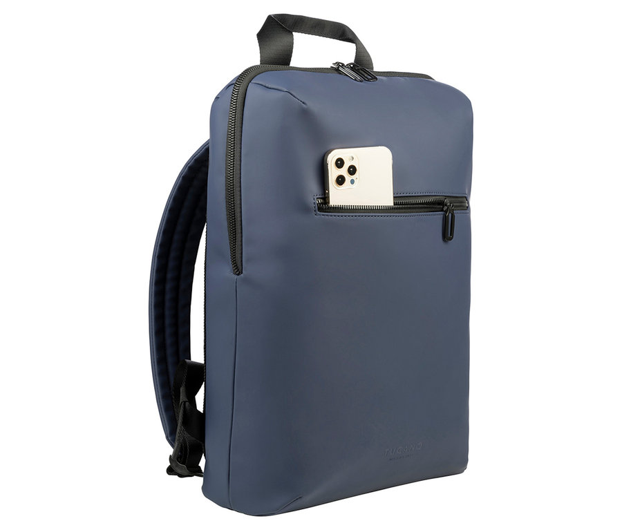 Blauer Rucksack mit Smartphone in der Vordertasche.