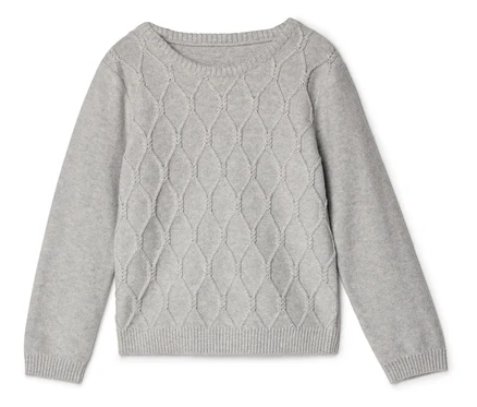 Ein grauer Strickpullover mit Rautenmuster liegt flach auf einer weißen Oberfläche.
