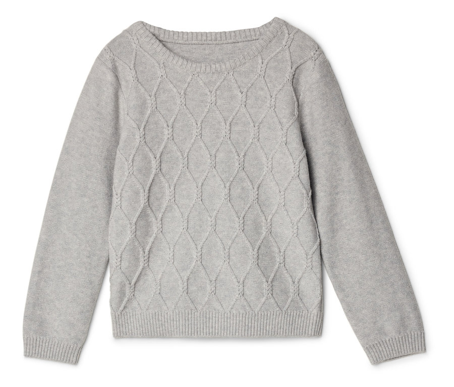 Ein grauer Strickpullover mit Rautenmuster liegt flach auf einer weißen Oberfläche.