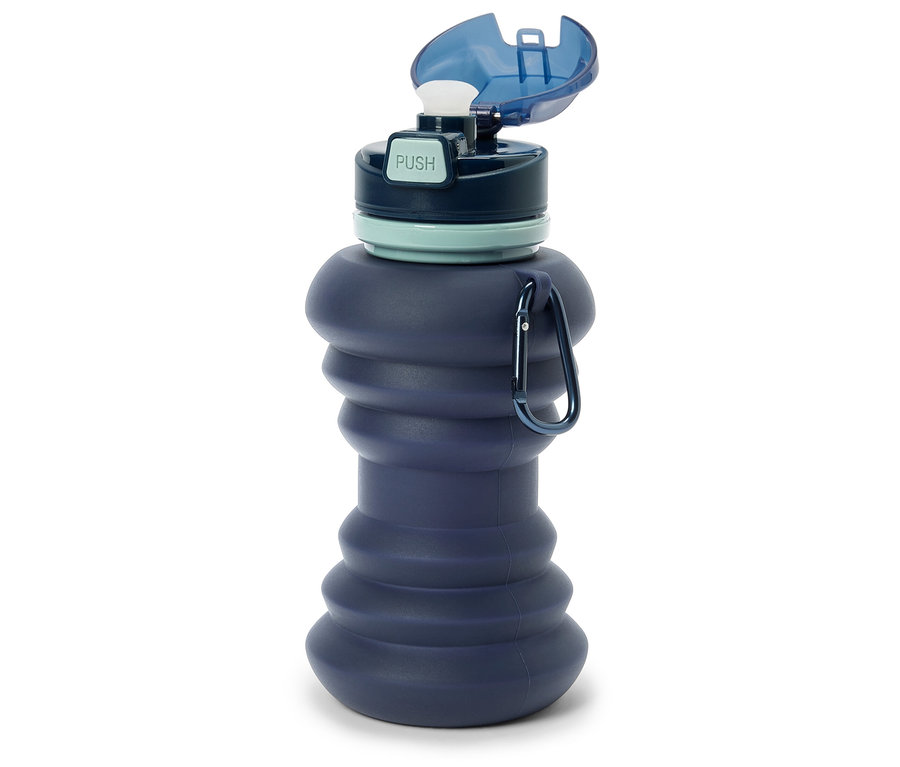 Eine blaue, faltbare Wasserflasche mit einem Karabinerhaken liegt auf einem weißen Hintergrund.