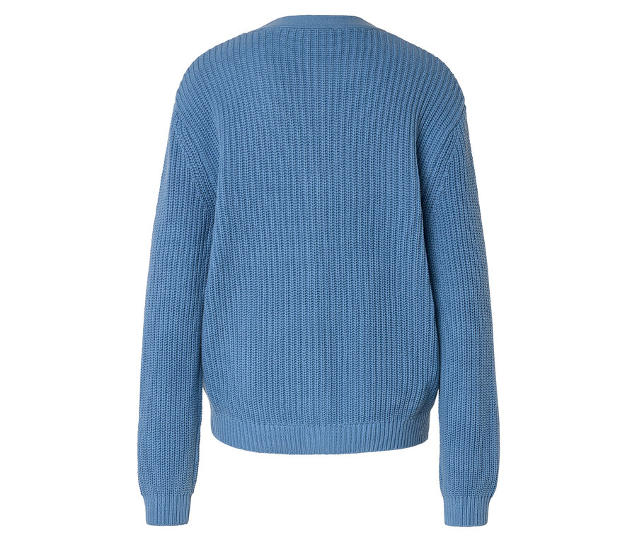 Rückansicht eines hellblauen, gestrickten Pullovers.