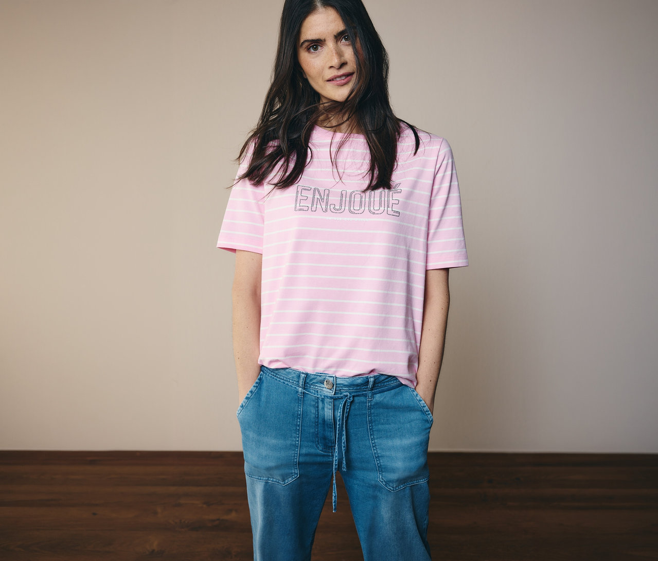 Frau mit pink gestreiftem Shirt und CECIL Jeans »Neele« mit Händen in den Taschen.