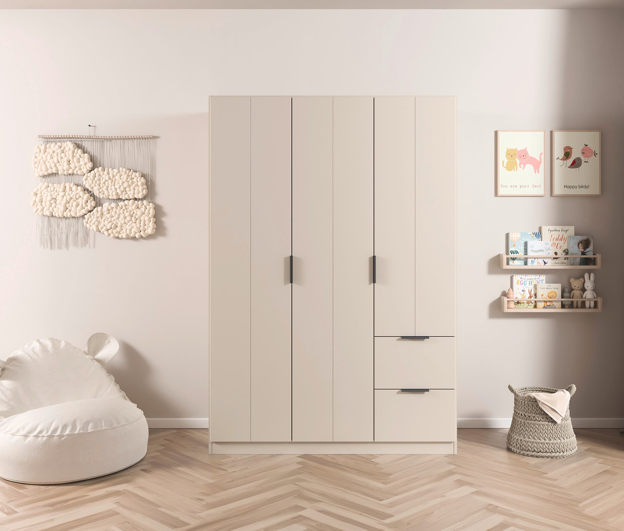 Beiger Kleiderschrank mit vier Türen und zwei Schubladen in einem Kinderzimmer mit Dekorationen.