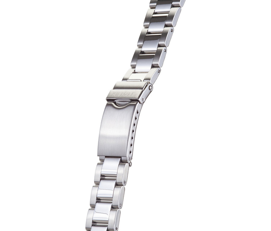 Nahaufnahme eines silberfarbenen Kienzle-Uhrenarmbands aus Metall mit Faltschließe vor weißem Hintergrund.