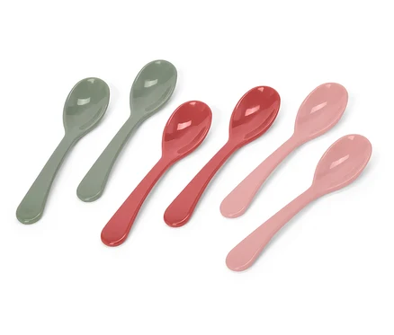 Sechs Löffel in Grün, Rot und Rosa liegen diagonal auf einem weißen Hintergrund.