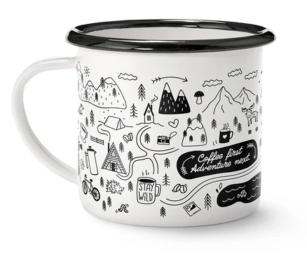 Weiße Tasse mit schwarzem Rand und Henkel, verziert mit einer Zeichnung von Bergen, Bäumen und dem Schriftzug "Coffee first, Adventure next".