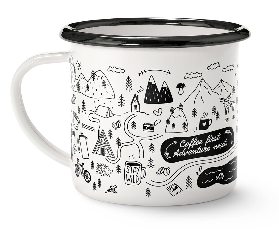Weiße Tasse mit schwarzem Rand und Henkel, verziert mit einer Zeichnung von Bergen, Bäumen und dem Schriftzug "Coffee first, Adventure next".