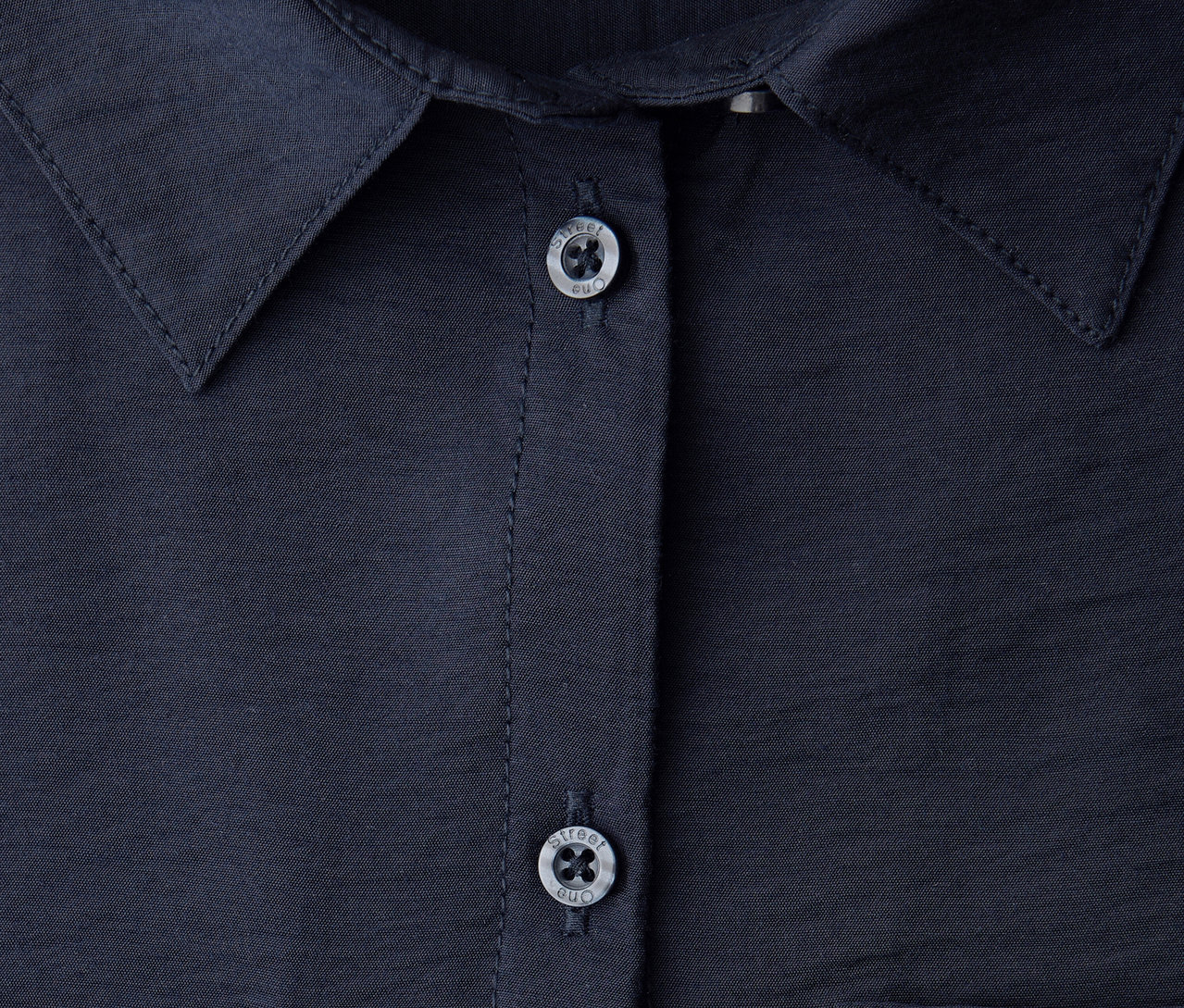 Nahaufnahme der Street One Hemdbluse mit Kragen und Knöpfen.