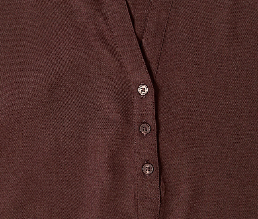 Nahaufnahme der braunen CECIL Tunikabluse mit V-Ausschnitt und drei Knöpfen.