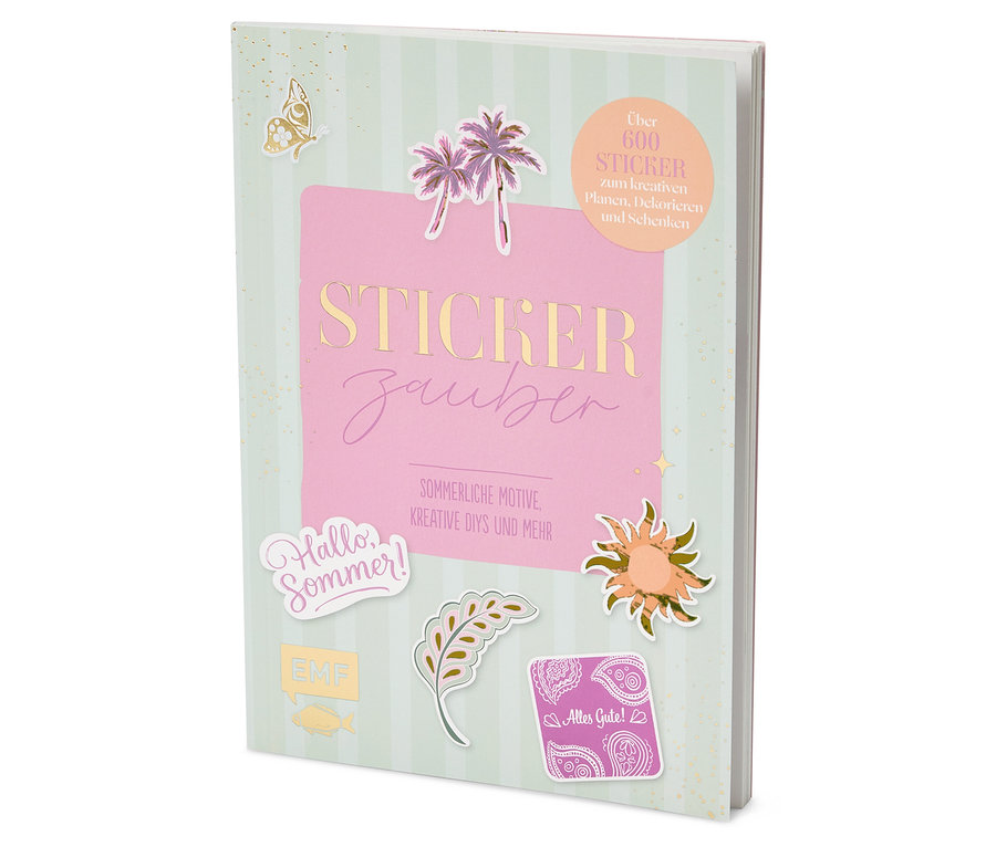 Ein offenes Buch „Stickerzauber“ mit gestreiftem Cover in Hellgrün und Rosa. Auf dem Cover sind verschiedene Aufkleber zu sehen, darunter rosafarbene Palmen, ein goldener Schmetterling, ein goldener Fisch, ein goldener Farn, ein goldener Sonnenaufkleber und ein rosa Aufkleber mit „Alles Gute!“.