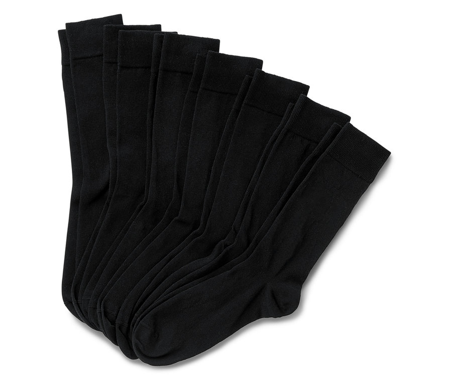 Mehrere schwarze Socken liegen übereinander gestapelt.