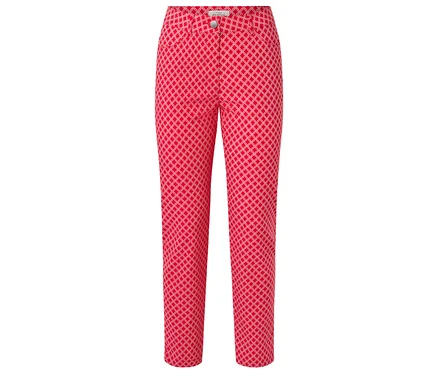 Eine rote Hose mit einem weißen Rautenmuster.