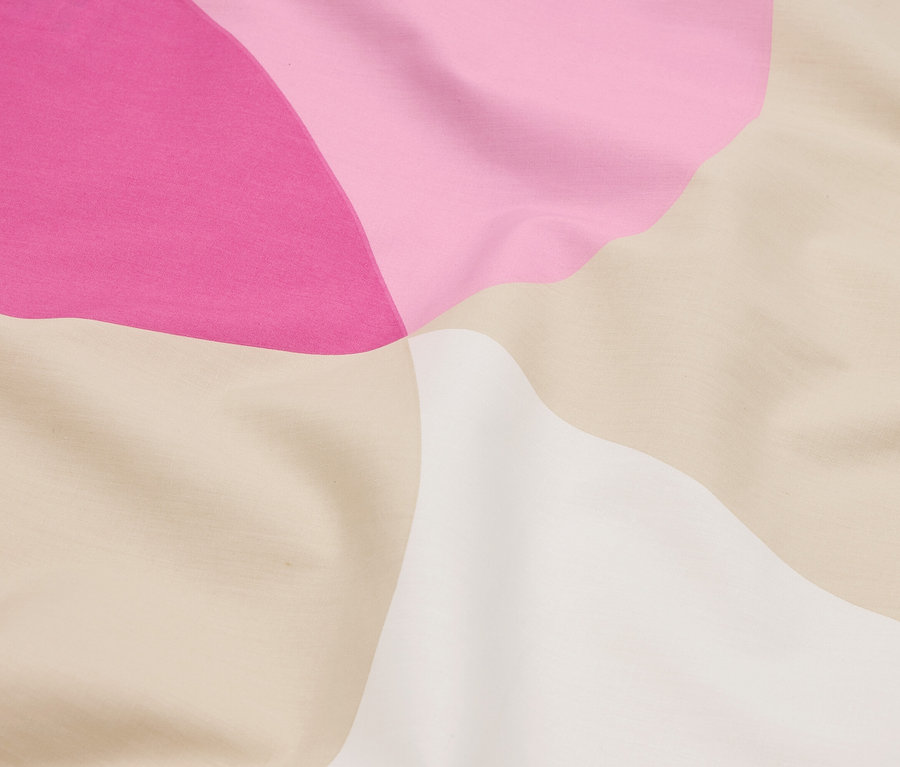 Nahaufnahme eines Stoffes mit einem abstraktem Muster in Pink, Hellrosa, Beige und Weiss.