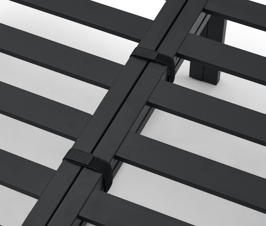 Detailansicht eines schwarzen Lattenrosts, der mit einem schwarzen Band befestigt ist.