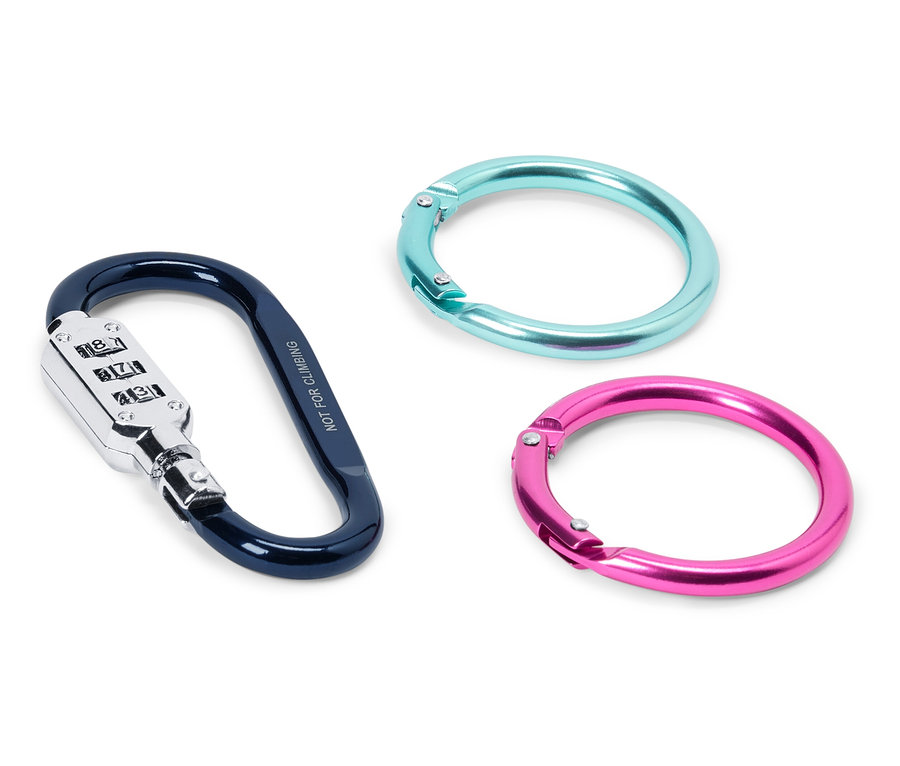 Nahaufnahme eines blauen Karabiners mit Zahlenschloss und zwei runden Karabinern in Türkis und Pink auf einem weißen Hintergrund.