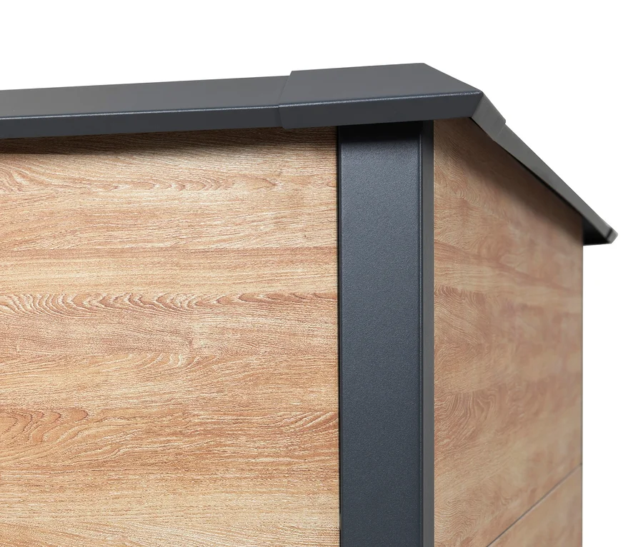 Detailansicht eines Holzschranks mit grauen Akzenten und schrägem Dach.