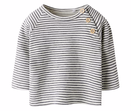 Gestreiftes Langarmshirt in Weiß mit dünnen schwarzen Querstreifen und drei Holzknöpfen an der linken Schulter.