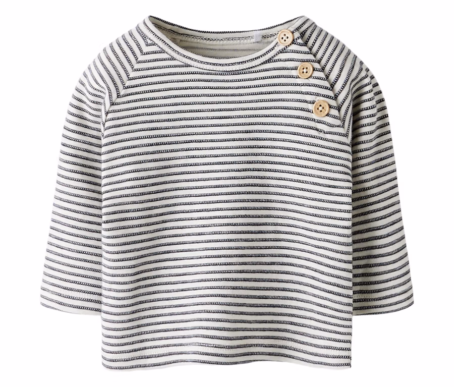 Gestreiftes Langarmshirt in Weiß mit dünnen schwarzen Querstreifen und drei Holzknöpfen an der linken Schulter.