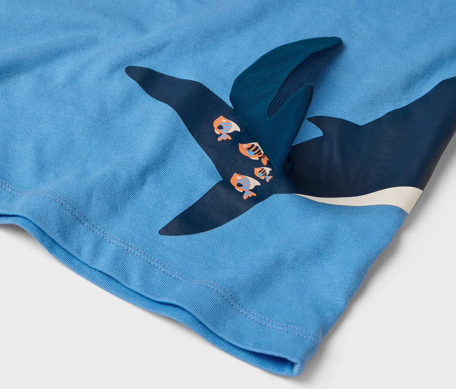 Hellblaues T-Shirt mit aufgedrucktem Wal und kleinen Fischen.