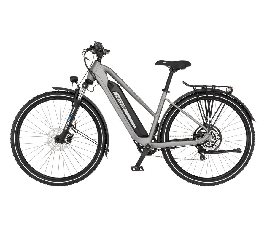 Graues FISCHER Trekking-E-Bike TERRA 2.2 ACTIVE mit Trapez Rahmen in mittlerer Größe von der Seite.
