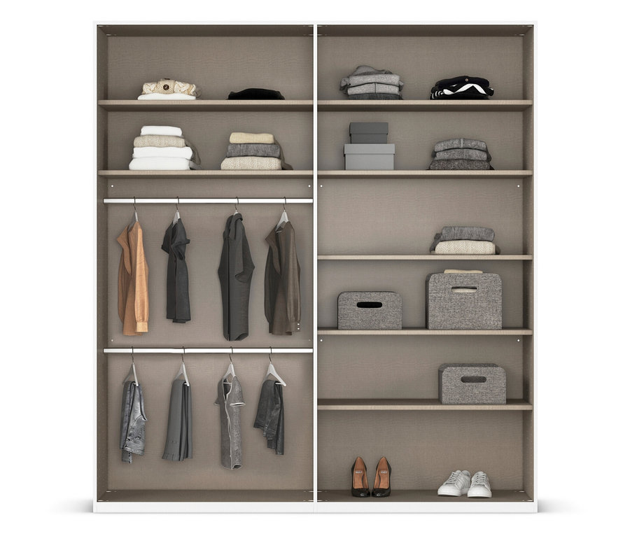 Offener Kleiderschrank mit gefalteter Kleidung, Kleiderbügeln und Aufbewahrungsboxen auf Regalen.