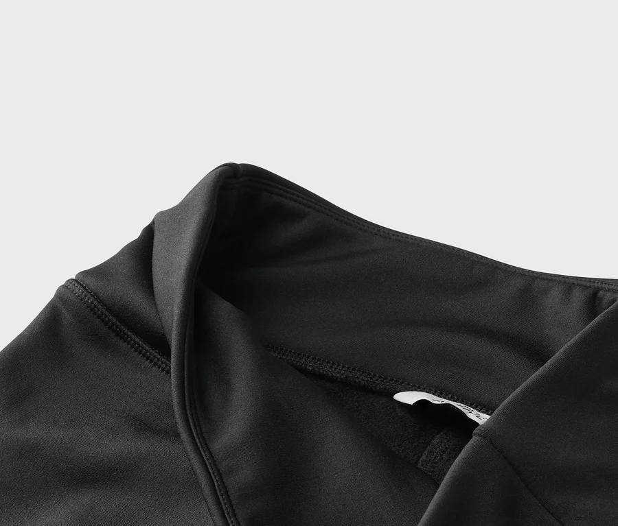 Detailaufnahme von schwarzer Sportbekleidung mit Bund und kleinem Etikett.