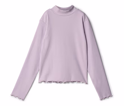 Ein lila, geripptes Langarmshirt mit Stehkragen und gewelltem Saum liegt auf einem weißen Hintergrund.