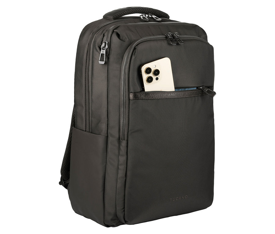 Schwarzer Rucksack mit Smartphone in der Vordertasche.