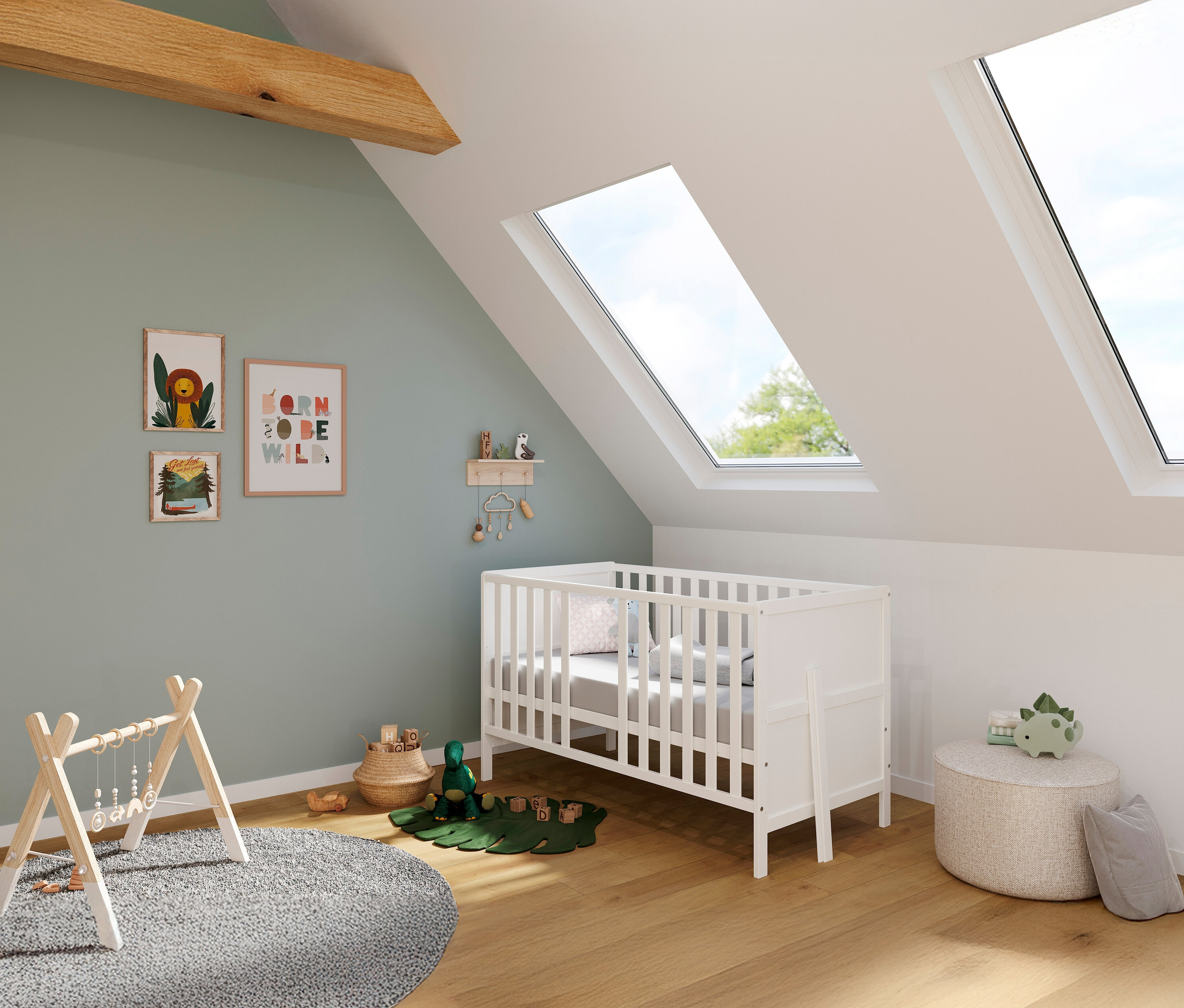 Kinderzimmer mit weißem Gitterbett, Spielzeug und Wanddekorationen unter Dachfenstern.