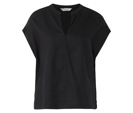 Schwarze Bluse mit V-Ausschnitt und kurzen Ärmeln.