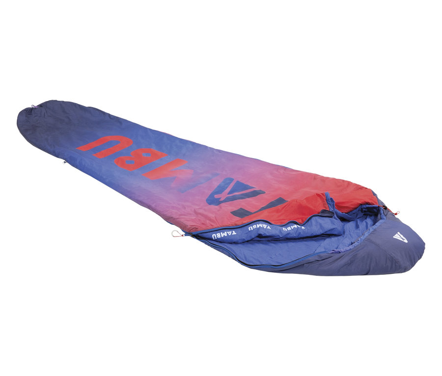 Der geöffnete, blau-rot-lila Tambu Mumienschlafsack »SANGU 600« liegt auf einem weißen Hintergrund.